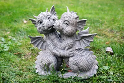 Produktbild von Süsser Gartendrache Liebespaar küsst sich Drache Figur Gartenfigur Liebe