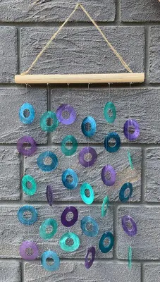 Productafbeelding van Famanu windgong met Capiz-schelpen en houten stok - 30x70 cm - meerkleurig