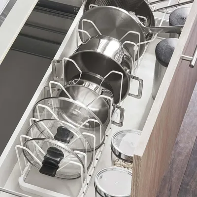 Zdjęcie produktu dla Regulowany stojak na patelnie i pokrywki Yamazaki Tower 3840, biały
