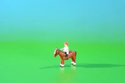 Imagen del producto de Miniatura decorativa: jinete montando un caballo, altura 2,6 cm, nuevo