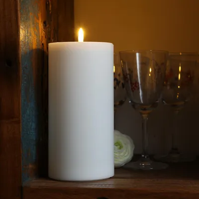 Produktbild von LED Stumpenkerze MIA - Echtwachs - realistische 3D Flamme - H: 20cm - D: 10cm - Batterie - weiß