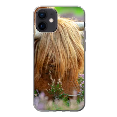 Produktbild von MuchoWow® Handyhülle Schutzhülle Hülle für iPhone 12 Schottischer Hochländer - Hörner - Heidekraut Silikon Softcase Handy Hülle - Schutzhülle