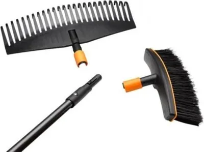 Obrázek produktu pro Fiskars Hrábě Široké Na Listí + Koště Na Terasy + Násada L - Set 136611