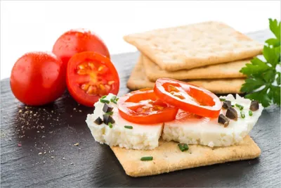 Produktbild von Wallario Poster - Frisches Knäckebrot mit Tomaten und Käse, Kunstdruck Größe: 61 x 91,50 cm