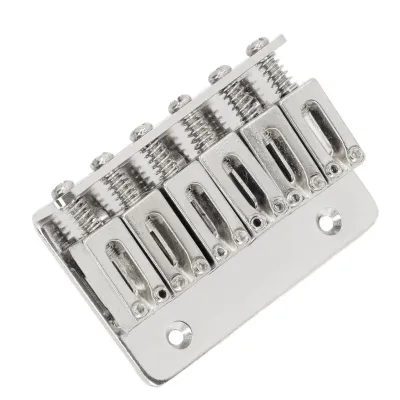 Imagen del producto de Puente tipo "top-loader" para guitarras de 6 cuerdas, de diseño fijo. Fabricado en hierro, ideal para guitarras eléctricas. Pieza de repuesto: puente para cuerdas, color plateado