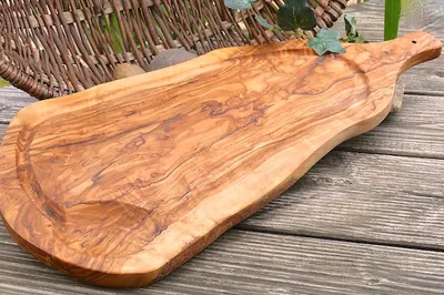 Produktbild von Tranchierbrett aus Olivenholz mit einer Länge ca. 40cm.