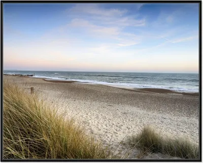 Produktbild von Wallario Wandbild Strandspaziergang im Urlaub an der Ostsee, Größe: 40,30 x 50,30 cm, Poster mit schwarzem Aluminiumrahmen