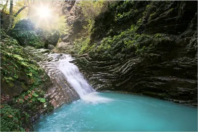 Produktbild von Wallario selbstklebendes Poster - Wasserfall in einen verborgenen See, Größe: 100 x 150 cm