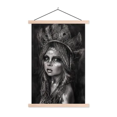 Produktbild von MuchoWow® Textilposter Frau - Schwarz - Weiß 60x90 cm mit holzfarbenen Rahmen - Textil