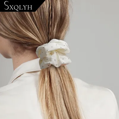 Produktbild von XXL-Scrunchie mit Punktmuster, elastisches Haargummi aus Stoff, 15 cm großes Stoffhaargummi, dick, weich und bequem, Scrunchie als Pferdeschwanzhalter für Damen mit dickem, langem Haar (Beige)