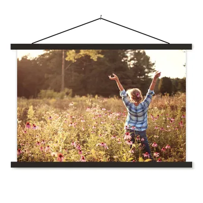 Produktbild von MuchoWow® Textilposter Frau - Blumen - Frühling 150x100 cm mit schwarzem Rahmen - Schlafzimmer