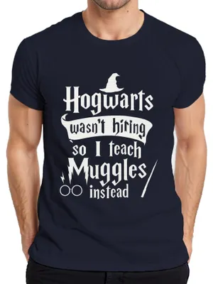 Obrázek produktu pro Bradavice nenabíraly, tak místo toho učím mudly Harry Potter Halloween Herren T-Shirt, Navy, M