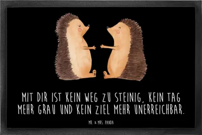 Produktbild von Mr. & Mrs. Panda bodenmatte Igel Liebe 60 x 90 cm - Schwarz - Geschenk, Schmutzfangmatte, Bodenvorleger, Freundin, fußmatte, Hochzeitstag, Hochzeit, Verlobt, Schmutzmatte