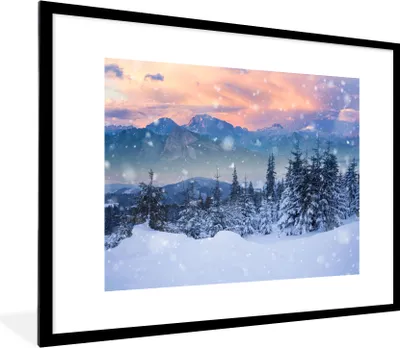 Produktbild von MuchoWow® Gerahmtes Poster Schnee - Himmel - Wald - Winter 80x60 cm - Poster mit Schwarzem Bilderrahmen Wandposter Rahmen Foto Bilder - Schlafzimmer-Dekorationen - Fotoposter