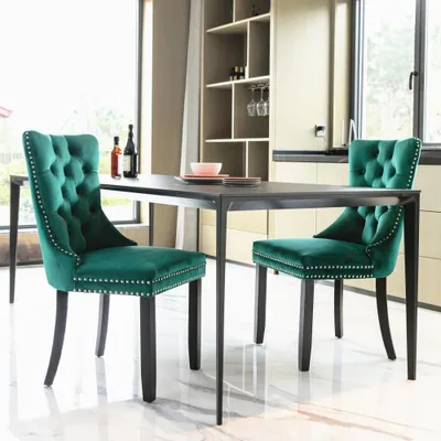 Imagen del producto de AIORBER: Juego de 2 sillas tapizadas elegantes, con cubierta de terciopelo, ideales para el comedor. Diseño con botones decorativos, patas de madera de alta calidad, y un cómodo asiento con núcleo de muelles, color verde