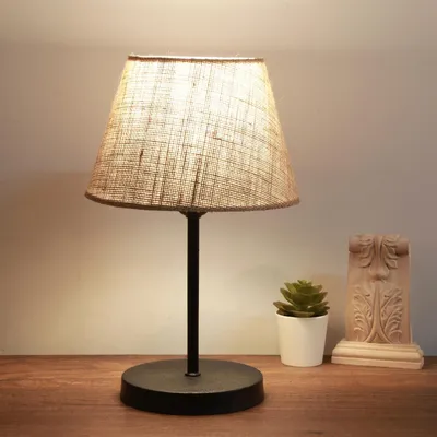 Immagine prodotto di Opviq, lampada da tavolo di alta qualità realizzata al 100% in metallo, paralume in juta, base in plastica, altezza: 36 cm, dimensioni del paralume: 22 x 14 cm, cavo: 150 cm, attacco E27, max 40 W, color crema, design elegante.