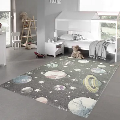 Zdjęcie produktu dla Dywanik dla dzieci „Kosmos” – dywanik edukacyjny z gwiazdami i planetami w pastelowym odcieniu szarości, wymiary: 140 x 200 cm