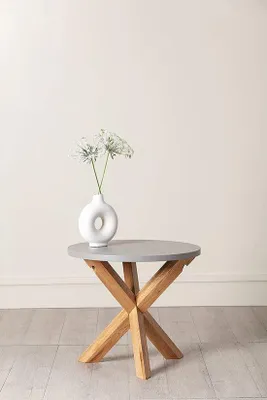 Produktbild von Famanu Beistelltisch – Elegantes Design mit stabilen Beinen
