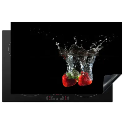 Obrázok produktu pre KitchenYeah® Kryt varnej dosky jahody - ovocie - voda - čierna - červená, 80x52cm, kuchynská dekorácia, keramický kryt varnej dosky, krycia doska na varnú dosku