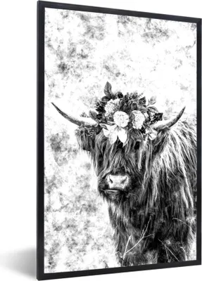 Produktbild von MuchoWow® Gerahmtes Poster Schottischer Highlander mit einer Blumenkrone - schwarz und weiß 60x90 cm - Poster mit Schwarzem Bilderrahmen Wandposter Rahmen Foto Bilder - Kunst