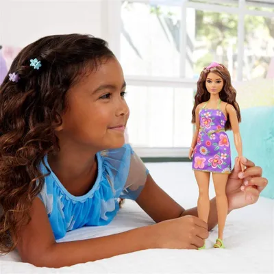 Produktbild von Barbie Fashionistas -Puppe Nr. 244 in einem Neckholder-Kleid mit Blumenmuster, mit braunem Haar mit violetten Strähnchen, Modepuppe, Weiblich, 3 Jahr(e), Mädchen, 298 mm, Mehrfarbig