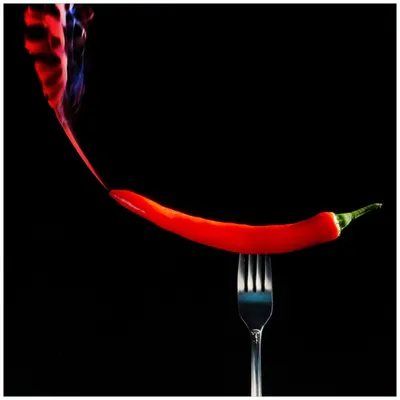 Produktbild von Wallario Premium Glasbild, freischwebende Optik, kräftige Farben, Größe 50 x 50 cm Motiv Rauchende Chili-Schote an einer Gabel