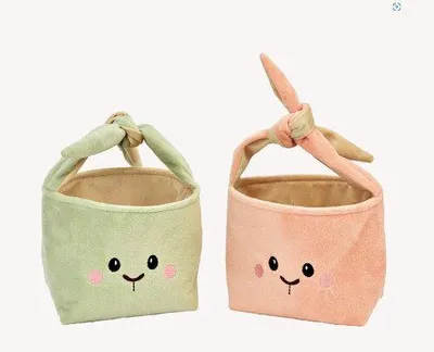 Produktbild von Geschenkkorb Hase aus Textil in Rosa und Grün – süßes Osterkörbchen