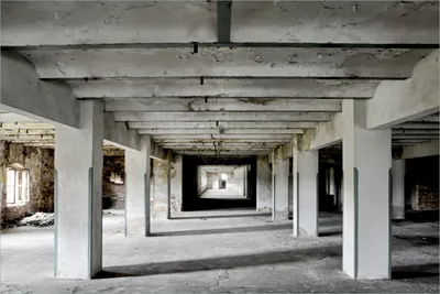 Produktbild von Wallario selbstklebendes Poster - Alte Industriehalle - einsame Lagerhalle einer Brauerei, Größe: 61 x 91,50 cm