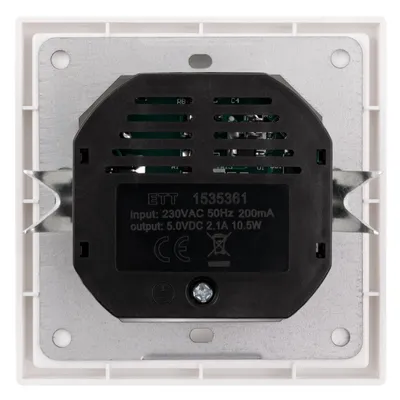 Zdjęcie produktu dla Gniazdo McPower "Shallow" ze stykiem uziemiającym, 2xUSB-A - 5V/2.1A, białe, matowe