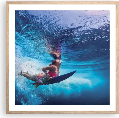 Produktbild von Gerahmtes Poster - Rahmen in heller Eiche - Surfen Frau Unterwasser - 60x60 cm - Wand Bild - Wanddeko - Wandbilder - Wandposter - Bilderrahmen - Bilder - Kunstdruck - Wandbild - P2NAC60x60-4274