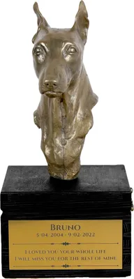 Productafbeelding van Dwergpoedel - een urn met gravure en een sculptuur van een hond, voor een laatste afscheid. Handgemaakt product van het merk Art-Dog