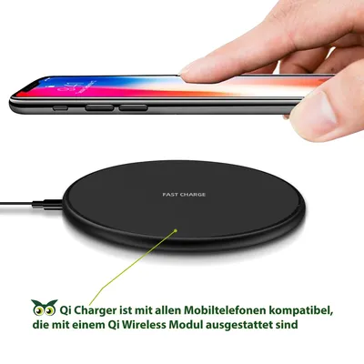 A hand is shown placing a smartphone onto a wireless charging pad. The charging pad is black and has 'FAST CHARGE' printed on it. Text in German below the charging pad describes its compatibility.