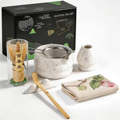 Image de Ensemble de matcha, 8 pièces : bol en céramique, fouet en bambou (chasen), support pour le chasen, cuillère, tamis, tissu, couleur blanche avec des motifs