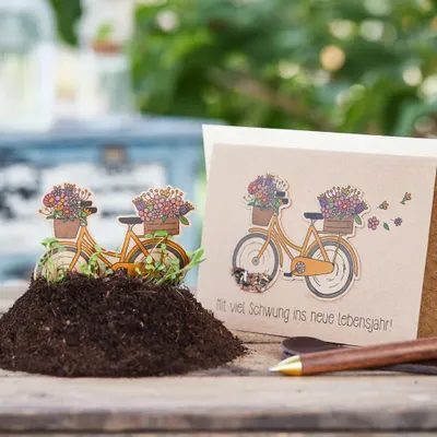 Produktbild von Die Stadtgärtner – Geburtstagskarte mit Saatpapier I Schöne Karte zum Geburtstag mit Fahrrad-Motiv I Saatpapier enthält Wildblumen-Samen I Karte mit Umschlag I 10,5 x 14,8 cm (DIN A6)