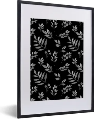 Produktbild von MuchoWow® Gerahmtes Poster Muster von Zweigen mit Blättern und Beeren auf schwarzem Hintergrund - schwarz und weiß 30x40 cm - Poster mit Schwarzem Bilderrahmen Wandposter Rahmen Foto Bilder - Wandposter Schlafzimmer