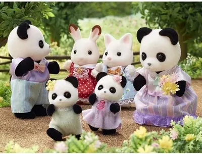 Immagine prodotto di Sylvanian Families Famiglia Panda, 4 personaggi snodabili, dai 3 anni in su, mamma panda, papà panda e cuccioli