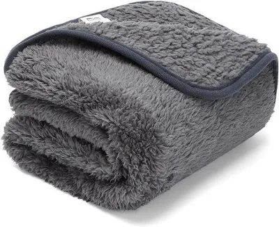 Obrázok produktu pre Sivá fleecová deka pre domáce zvieratá – prateľná – 100 x 80 cm.