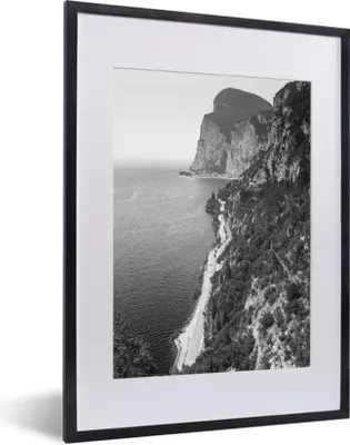 Produktbild von MuchoWow® Gerahmtes Poster Der klare blaue Gardasee in Italien - schwarz und weiß 30x40 cm - Poster mit Schwarzem Bilderrahmen Wandposter Rahmen Foto Bilder - Wandposter Schlafzimmer