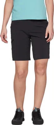 Damen-Shorts "Valley Shorts" von Black Diamond in Schwarz; getragen von einer Frau; die steht.