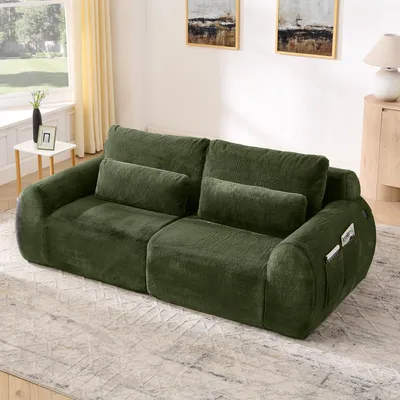 Productafbeelding van STILVORA 2-persoonsbank met kunststof bekleding die lijkt op konijnenvacht, voorzien van een hoge rugleuning en een USB-oplaadpoort. Deze woonkamerbank heeft een zijvak voor extra opbergruimte. Het is een compacte slaapkamerbank, ideaal voor kleine ruimtes en appartementen. Kleur: groen