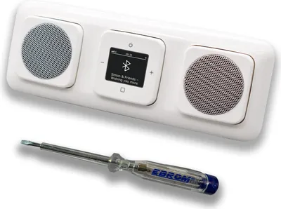 Produktbild von Busch Jäger DAB+ Unterputz Bluetooth (in and out) Radio 8217U-101 Reflex SI alpinweiß, Komplett-Set mit 2 x Lautsprecher, Abdeckungen, Rahmen + EBROM Phasenprüfer zur Montage der Geräte - 8217 U – 101