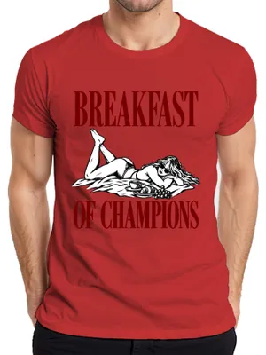 Immagine prodotto di T-shirt da uomo, colore rosso, taglia XL, con la scritta "Breakfast Of Champions" e un'immagine di una donna in bikini, adatta a un pubblico adulto