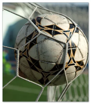 Produktbild von Wallario Herdabdeckplatte aus Glas, Größe 52 x 60 cm 1-teilig, Motiv Fußball - Ball im Tor - Bolzplatz