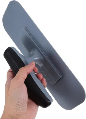 Immagine prodotto di Strumento universale per muratori, realizzato in plastica con bordi arrotondati, ideale per ottenere superfici lisce in edilizia e ristrutturazione