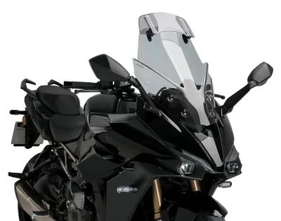 Imagen del producto de Deflector Puig para moto, modelo Touring, con visor, dimensiones 615 x 395 mm, con homologación ABE para Suzuki GSX-S1000GT, GSX-S1000GT Travel Edition, modelos de 2022 a 2026