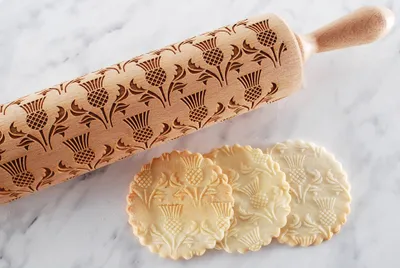 Produktbild von MoodForWood Nudelholz aus Holz, graviert, 43 cm mit Griffen, perfekt zum Backen - Schottisches Distelmuster