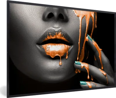 Produktbild von MuchoWow® MuchoWow® Gerahmtes Poster Lippen - Orange - Schwarz 90x60 cm - Poster mit zchwarzem Bilderrahmen - Fotorahmen - Foto-Plakat