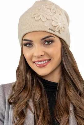 Produktbild von Vivisence Trendige Damen Wintermütze Mit Eleganter Blumenapplikation Aus Wärmendem Wollgarn Mit Dekorativen Falten Wirkung Ideal Für Kalte - Beige