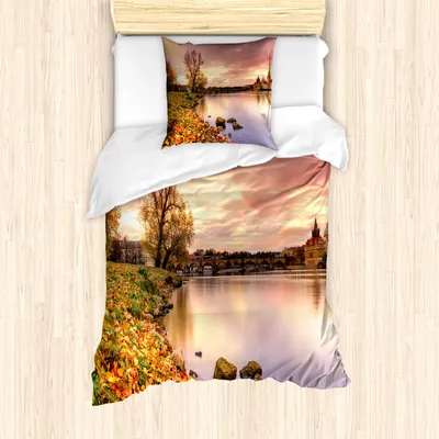 Produktbild von ABAKUHAUS Landschaft Mantele, Prag Riverside Herbst, Milbensicher Allergiker geeignet mit Kissenbezügen, 135 cm x 200 cm - 80 x 80 cm, rosa orange