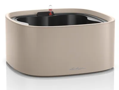Immagine prodotto di Fioriera LECHUZA PILA Colour Stick-System Sand Brown | Fioriera con annaffiatoio e inserto per piante | superficie opaca | 35 x 35 x 16,6 cm | 15947